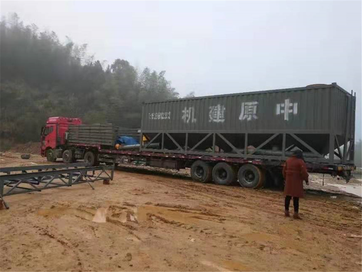 中原機(jī)器JZC3000混凝土攪拌站抵達(dá)客戶工地現(xiàn)場