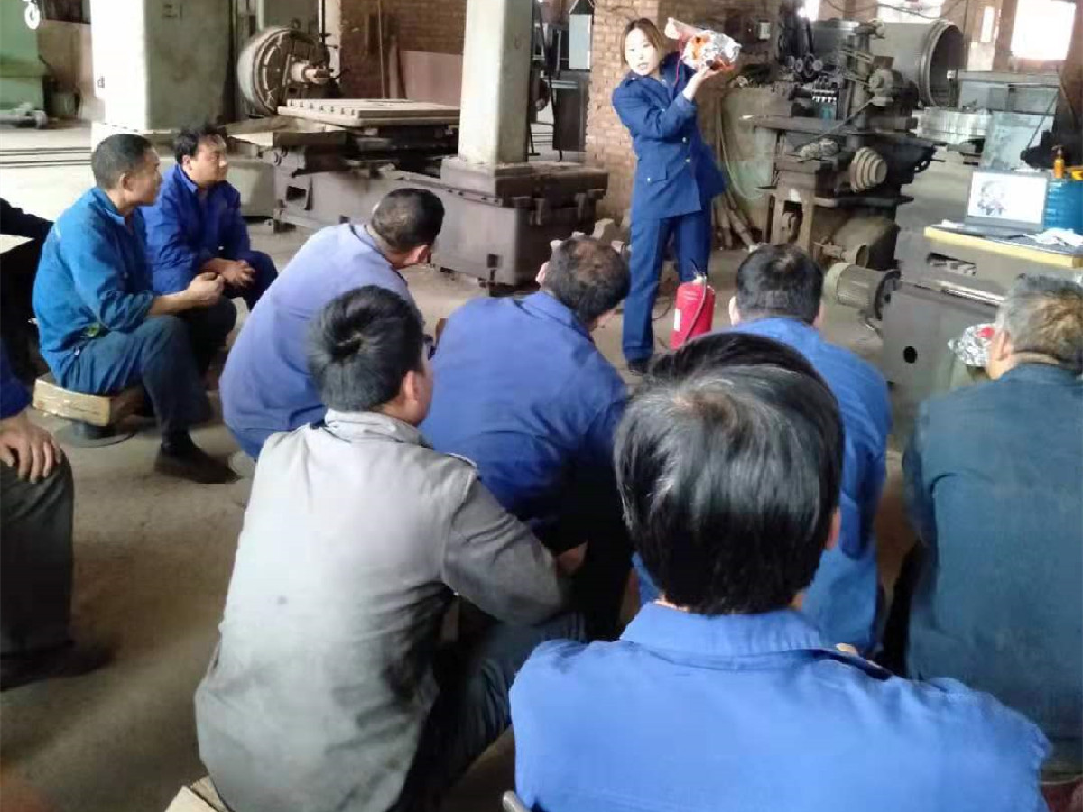 全民關(guān)注消防，生命安全至上——企業(yè)組織員工進(jìn)行消防安全培訓(xùn)